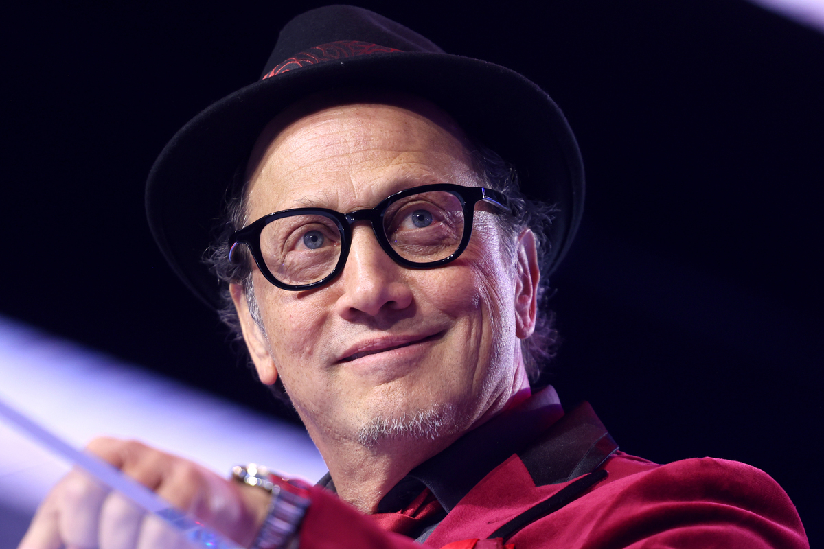 El actor Rob Schneider se une a Elon Musk y llama «pendejo grande» a Pedro Sánchez por su medida para censurar las redes