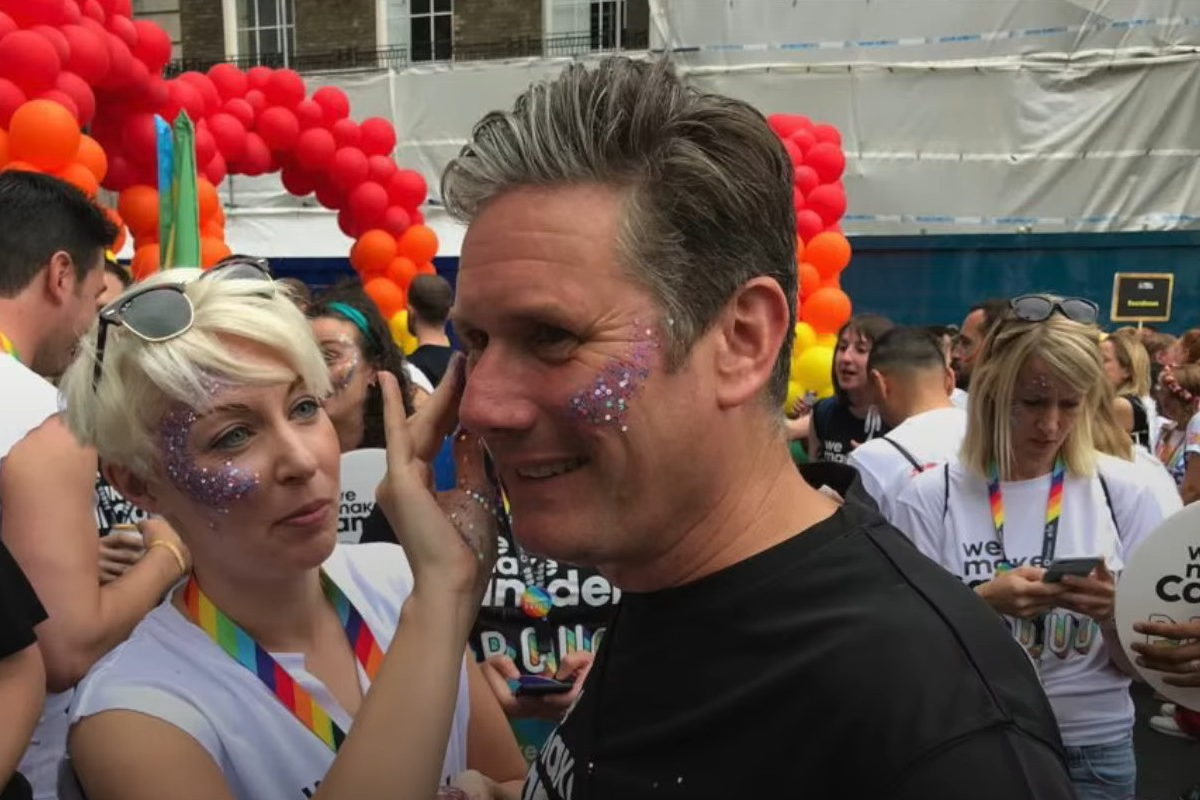 El Gobierno de Starmer en Reino Unido introduce en las aulas una guía para gestionar cambios de «género» desde los cuatro años