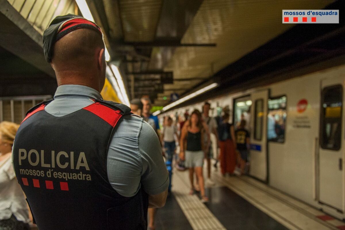 Un magrebí con 18 antecedentes tira por las escaleras del metro a una mujer para robarle el móvil y la cartera en Barcelona y ya está en libertad