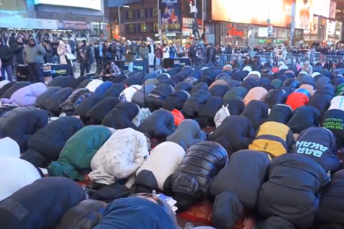 Miles de musulmanes toman la plaza de Times Square de Nueva York para un evento de oración y romper el ayuno durante el Ramadán