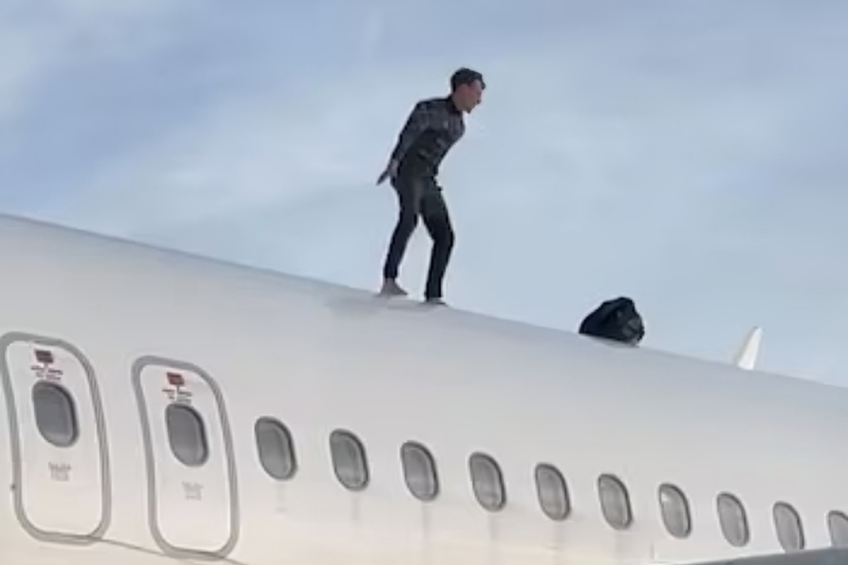 Un inmigrante marroquí se cuela en el aeropuerto de Valencia y obliga a retrasar un vuelo dos horas y media tras subirse al techo del avión