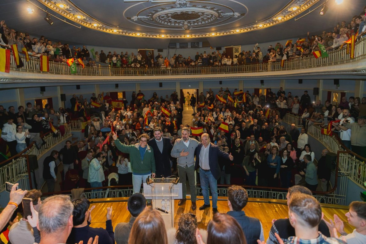Santiago Abascal retrata al bipartidismo que «lo pacta todo» y reivindica a VOX como única alternativa: «No vamos a dar un paso atrás en la defensa de los intereses nacionales»