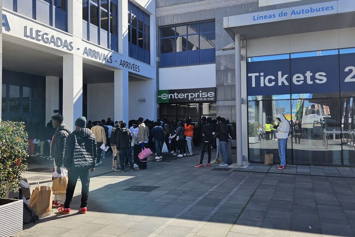 El Gobierno de Sánchez traslada a más de 120 inmigrantes ilegales a la Península ante el colapso total del CETI de Ceuta