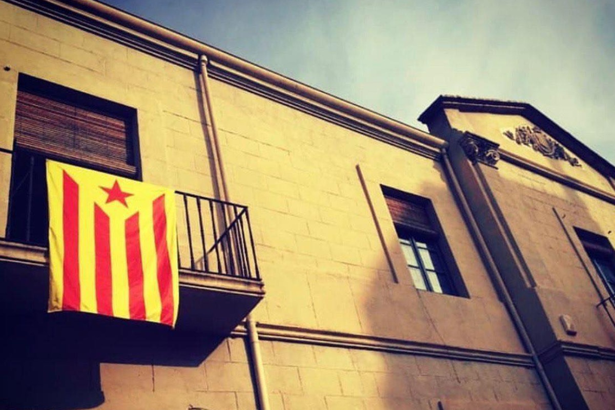 Un juez obliga a colgar la bandera de España a un ayuntamiento de Gerona gobernado por los separatistas de las CUP