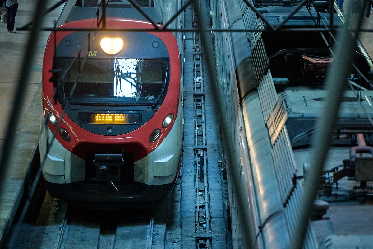 Suspendidos los trenes de Cercanías entre Atocha y Nuevos Ministerios por el incendio en un cuarto de acometidas