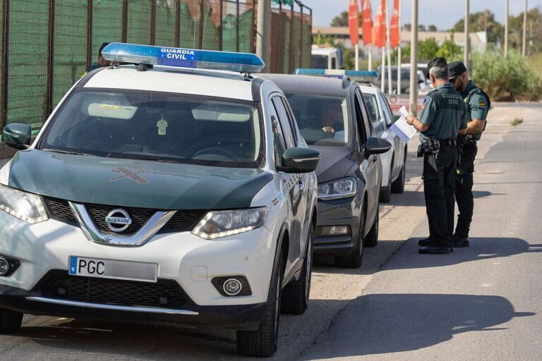 Detenidos en Madrid cuatro jóvenes tras lanzar adoquines a un cuartel de la Guardia Civil y grabarse en redes mientras cometían actos vandálicos
