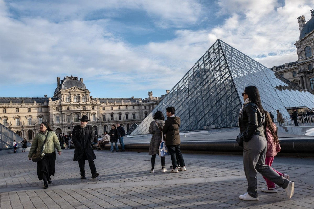 Dimite la directora del Louvre cuatro meses después del escándalo por el robo de joyas del museo