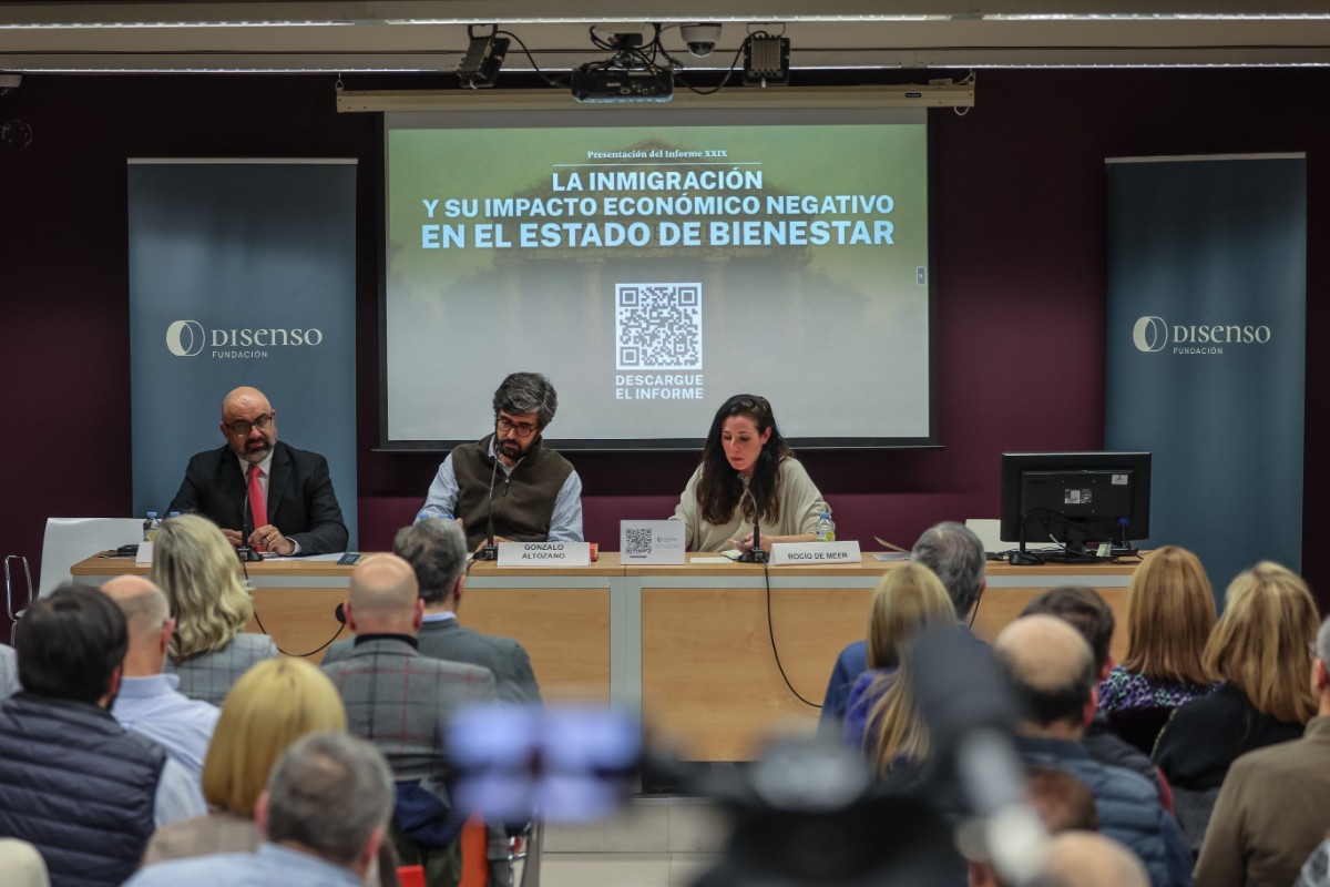 El PSOE pide que se censure la presentación del informe de la Fundación Disenso que denuncia el impacto negativo de la inmigración en el Estado de Bienestar 