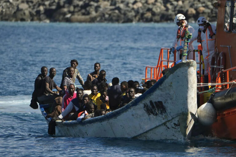 Avalancha migratoria en las islas: Salvamento Marítimo localiza un cayuco con 135 subsaharianos al sur de Gran Canaria esta madrugada
