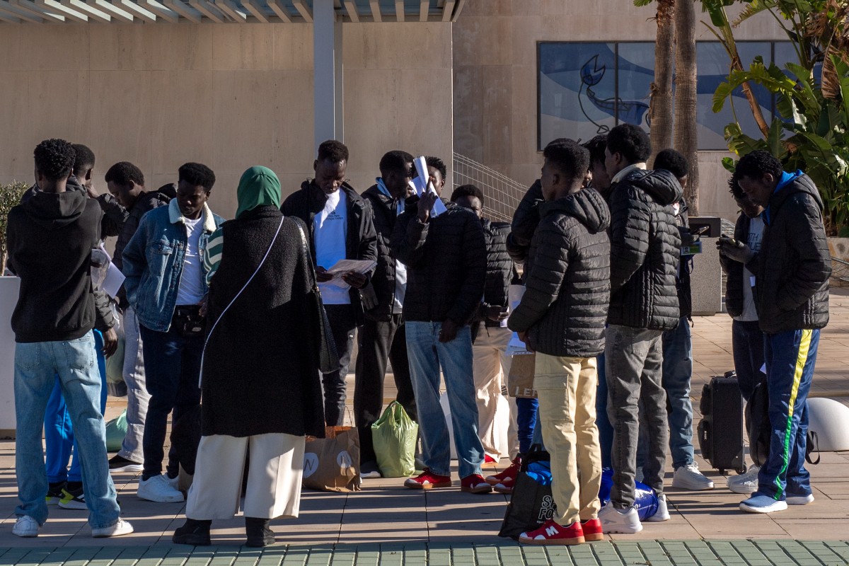 Ceuta, bajo asedio aéreo: traficantes marroquíes enseñan a subsaharianos a pilotar parapentes para entrar de forma ilegal en España