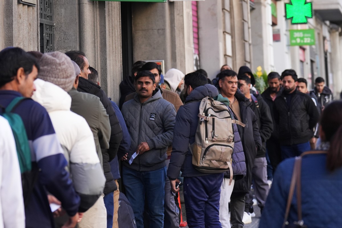 Detectan la llegada masiva de pakistaníes desde Reino Unido para colarse en la regularización de Sánchez