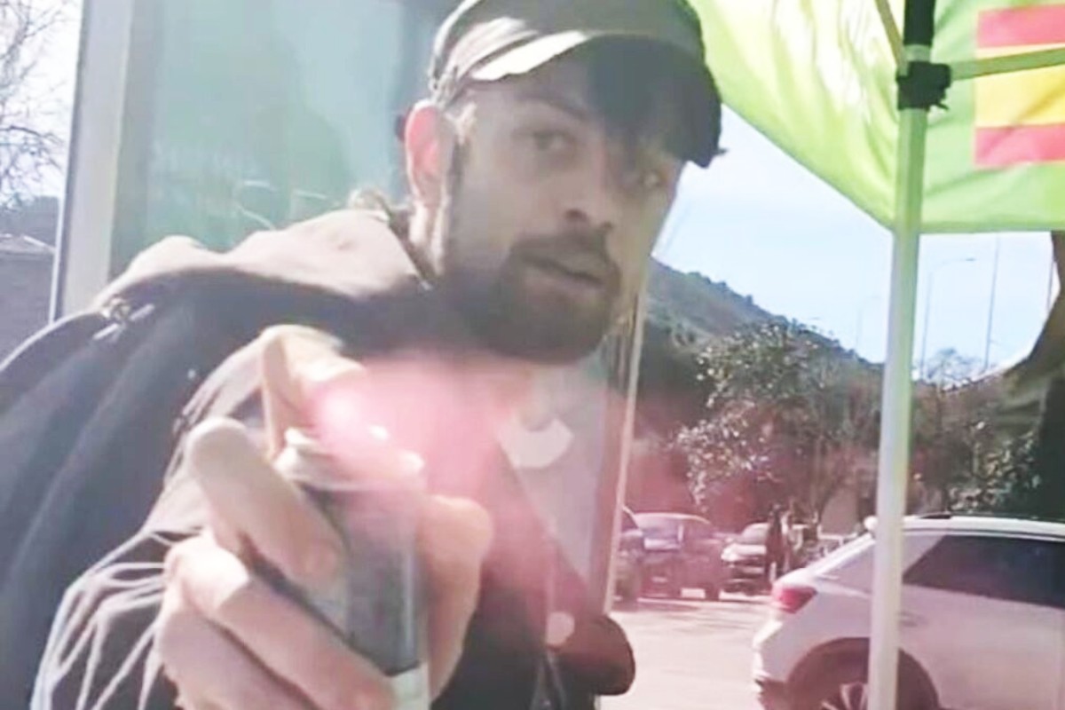 Ultraizquierdistas atacan una carpa de VOX en Montcada i Reixac (Barcelona), y escupen y agreden a una afiliada
