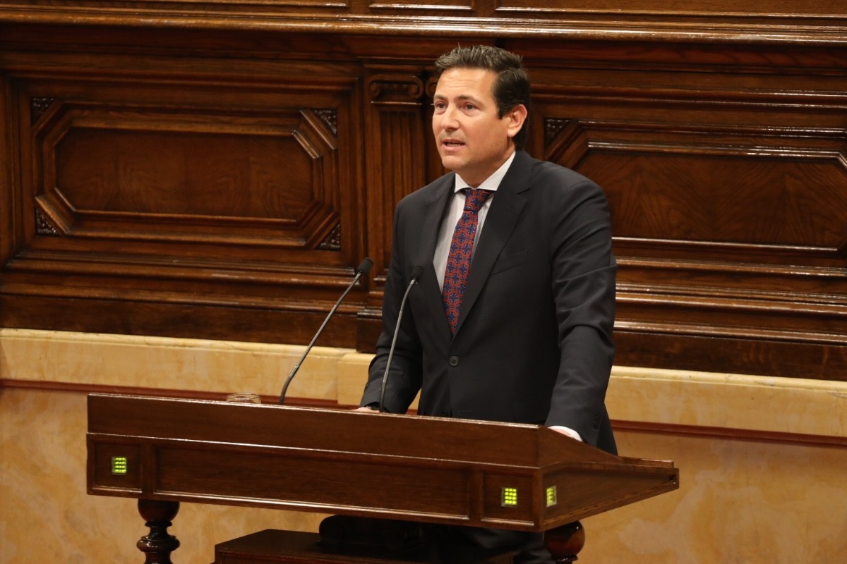 VOX denuncia las colas kilométricas en los consulados en Cataluña ante la «regularización» masiva: «Estamos ante una invasión»