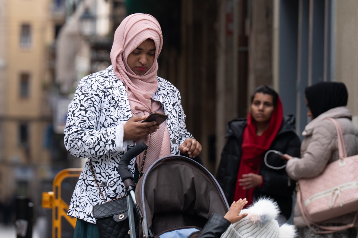 La islamización de Cataluña: el Gobierno de Illa admite que ya casi 2.000 alumnos reciben clases de «cultura marroquí»