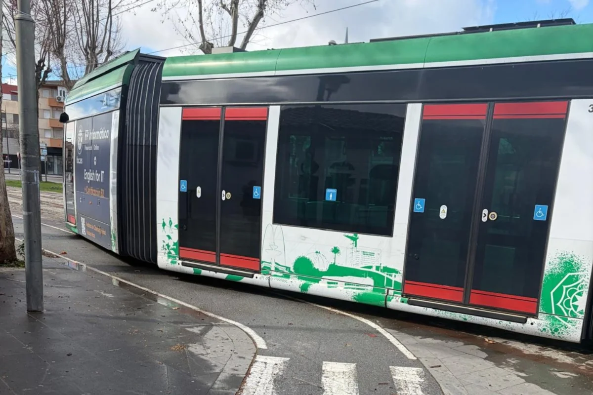 Descarrila el metro de Granada en la parada Fernando de los Ríos, en sentido Albolote, y se suspende el servicio