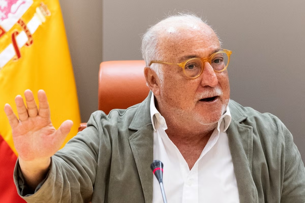 La DGT reconoce que su director usa el vehículo oficial dentro de Madrid mientras quiere prohibirlo e insiste en limitar la circulación de un conductor