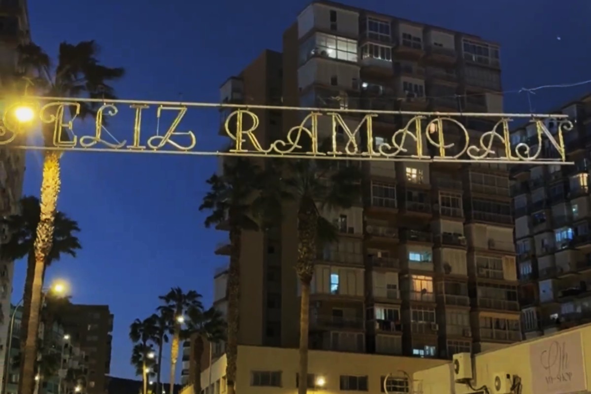 El Ayuntamiento de Torremolinos (PP) coloca luminosos para felicitar el Ramadán mientras se «olvida» de la degradación de los barrios