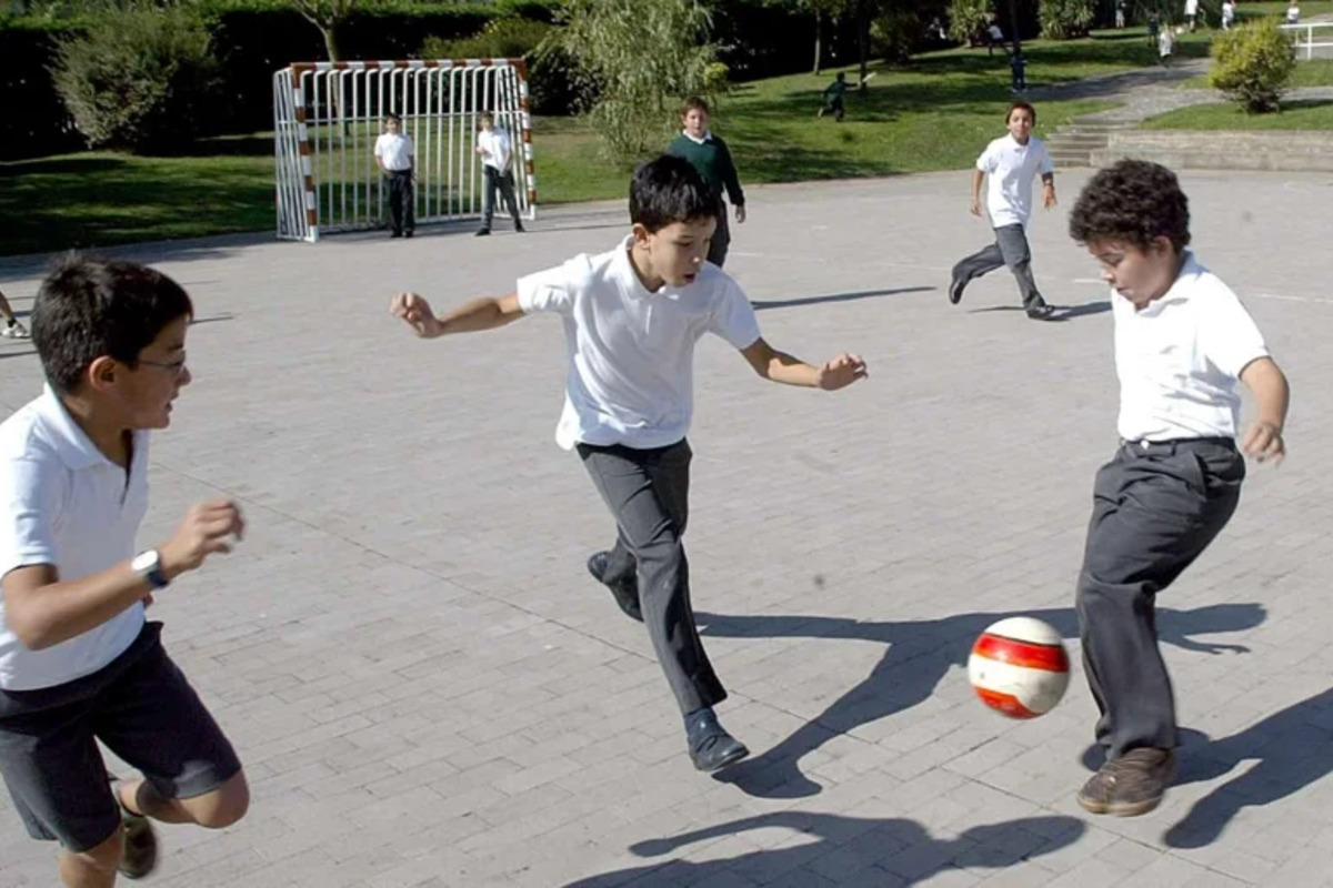 Podemos pretende prohibir que se juegue a fútbol en los colegios de Sant Antoni (Baleares) por ser «una práctica tóxica»