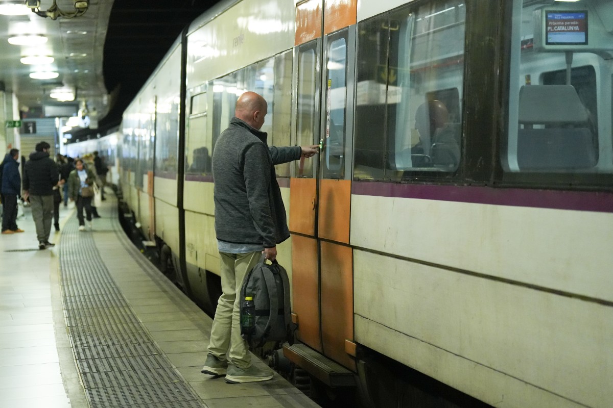 Nueva jornada de caos en el transporte ferroviario: la huelga de Renfe de este lunes cancelará 320 trenes, incluidos Cercanías y la Alta Velocidad