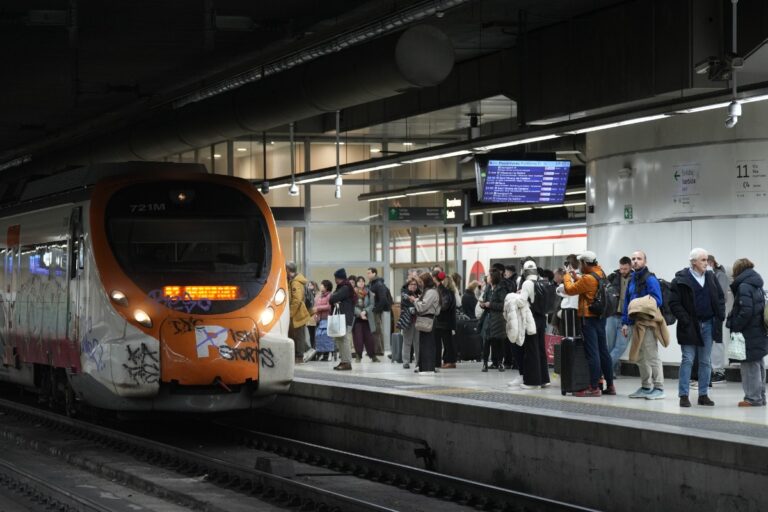 Nueva jornada caótica en Rodalies: una avería en Sant Vicenç de Calders (Tarragona) colapsa el servicio en siete líneas