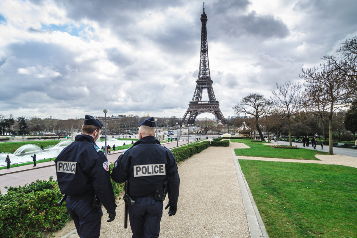 Dos inmigrantes musulmanes agreden sexualmente a dos turistas japonesas en una parada de autobús de París