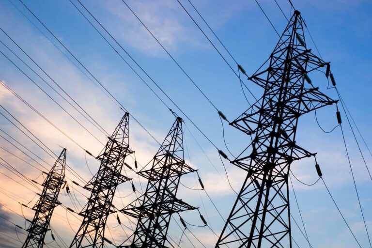 Red Eléctrica vuelve a parar a la gran industria por tercera vez en menos de un mes ante los desajustes de las renovables
