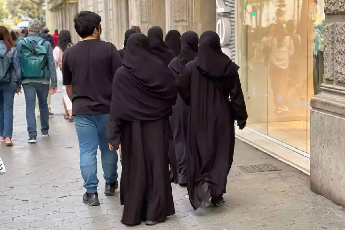 Una musulmana vestida con niqab bloquea el control del aeropuerto de Palma de Mallorca al exigir que no le miren policías hombres en el control de entrada
