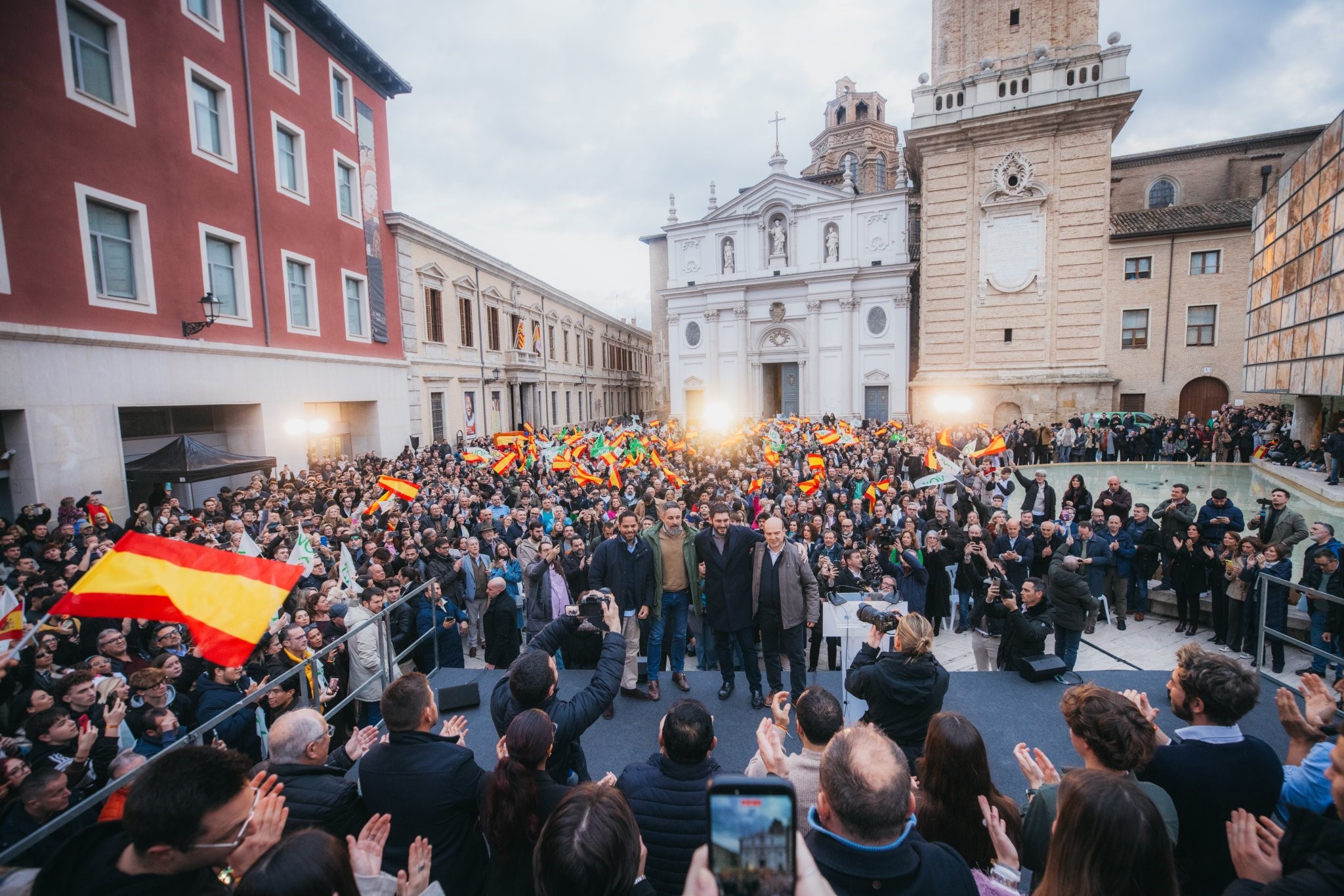 Santiago Abascal cierra la campaña electoral en un multitudinario acto en Zaragoza: «Ahora sólo falta que las urnas se llenen de sentido común»