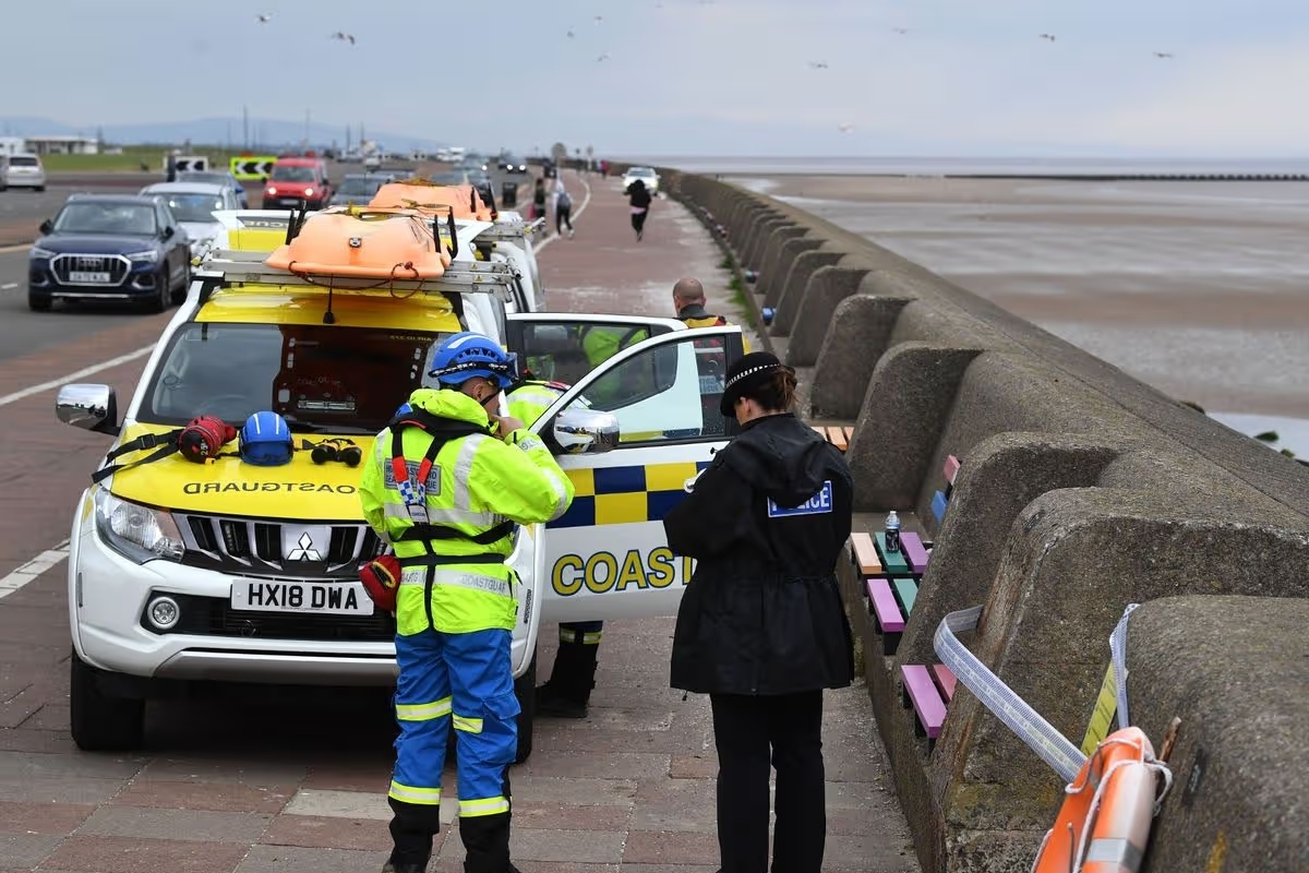 Una mujer violada por tres solicitantes de asilo musulmanes en una playa de Brighton rompe a llorar en el juicio: «Mi vida entera ha sido arruinada»