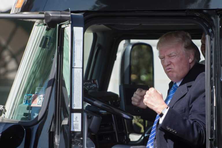 Entra en vigor la cancelación de licencias para camioneros extranjeros impuesta por Trump: 200.000 perderán su licencia y crecerá el salario de los nacionales