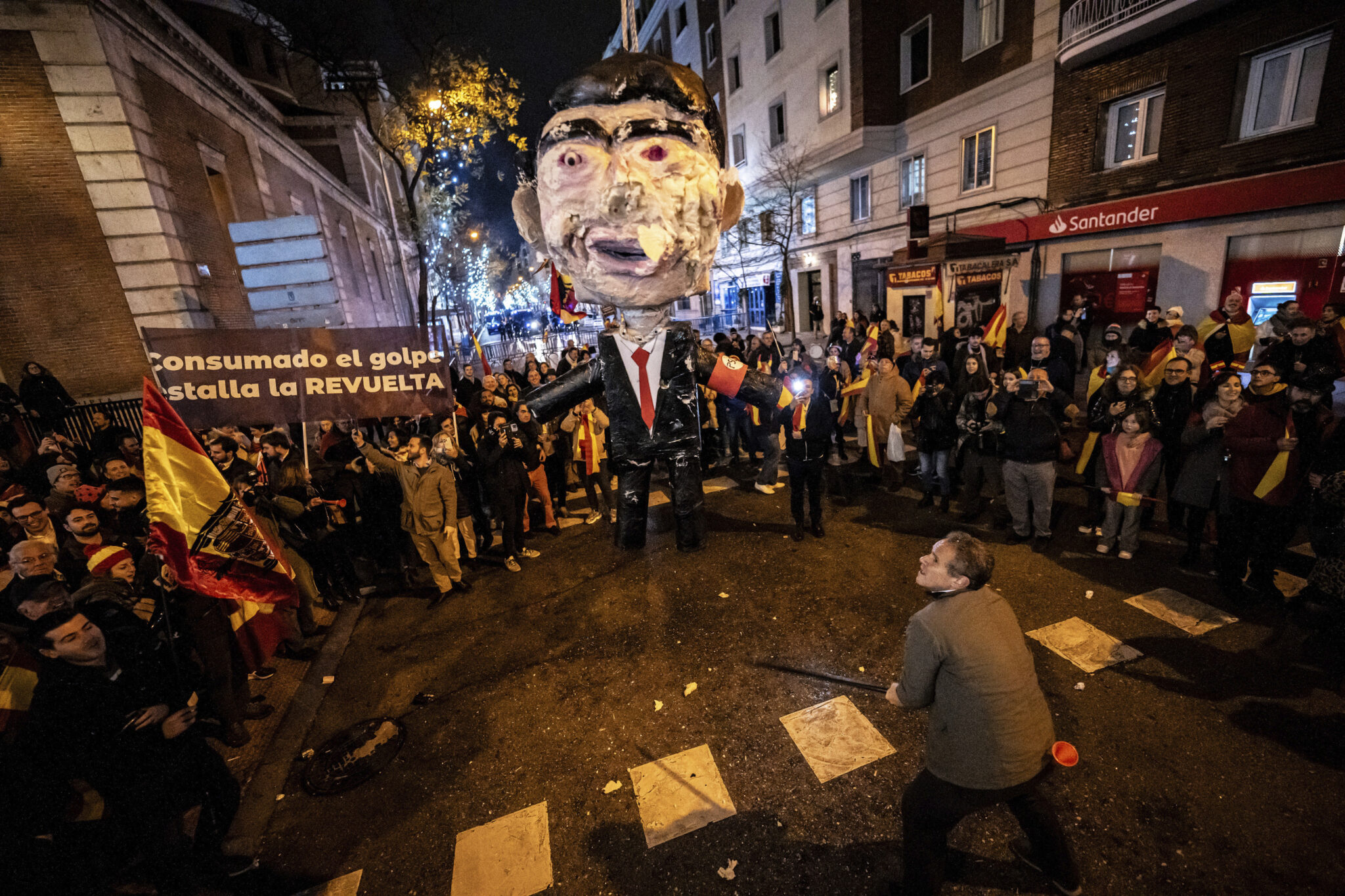 Pedro Sánchez declara por escrito en el caso de la piñata de Ferraz y alega ser víctima de «violencia política e intimidación»