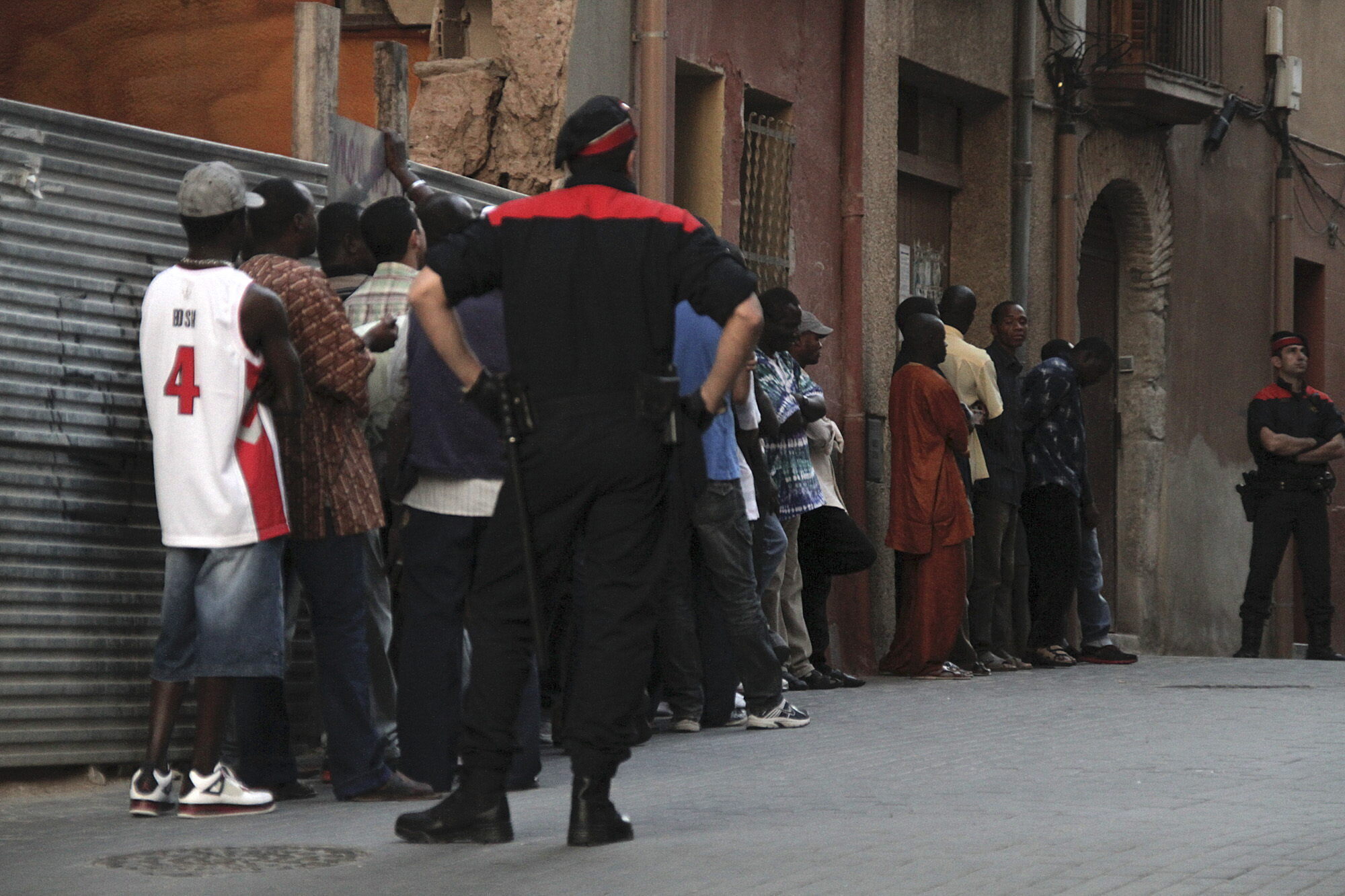 VOX destapa que el PSC quiere destinar casi tres millones a traductores en Interior por la delincuencia de inmigrantes que no saben español