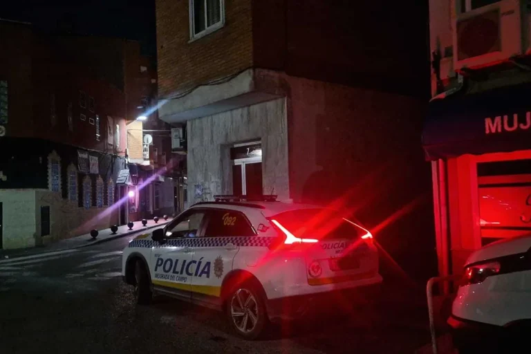 El alcalde socialista de Mejorada utiliza el único coche patrulla del municipio para evitar que la vivienda de su suegra sea okupada