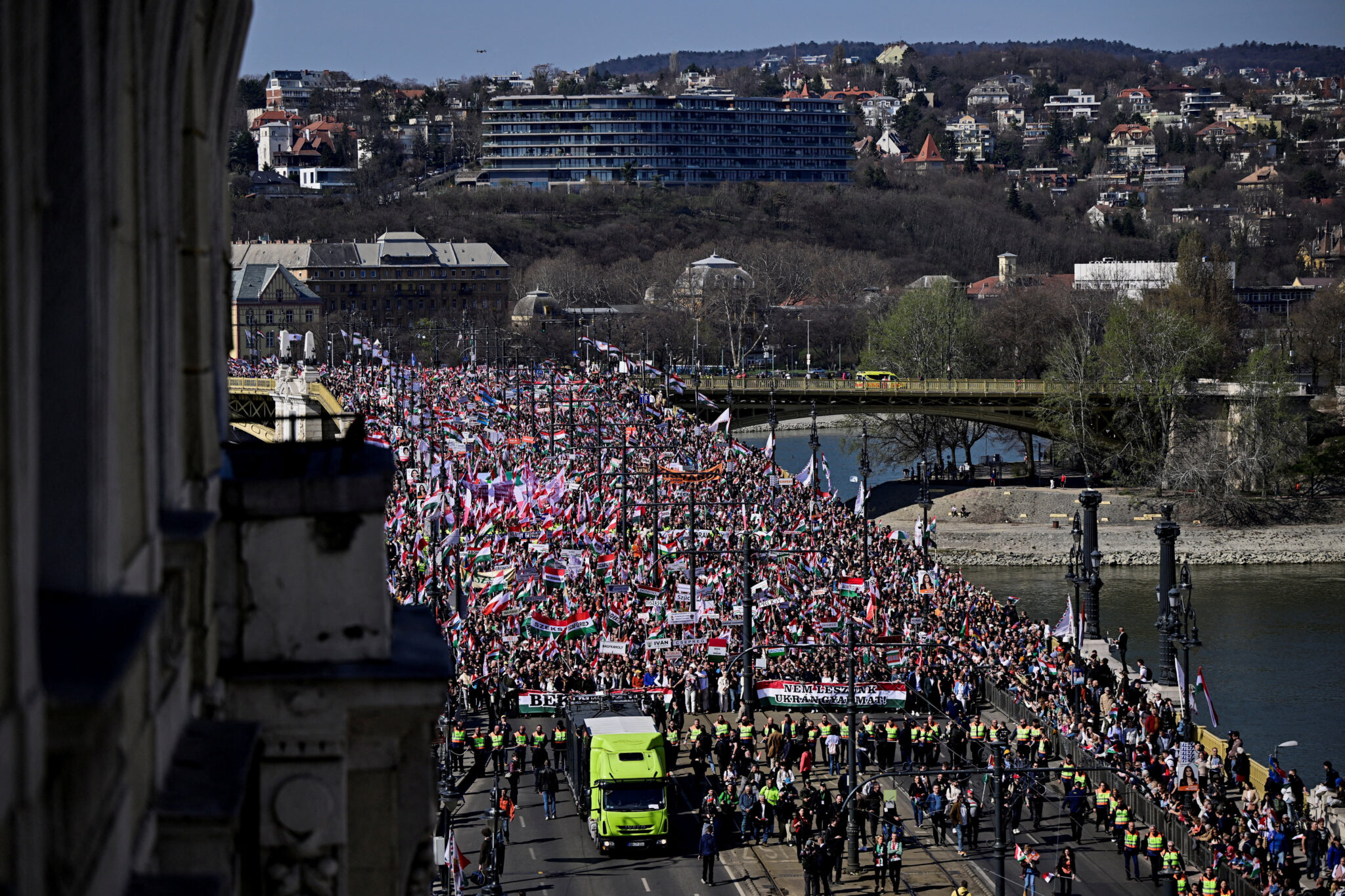 Histórica movilización en Budapest: más de 200.000 patriotas salen en defensa de Viktor Orbán y contra el globalismo en el Día Nacional de Hungría