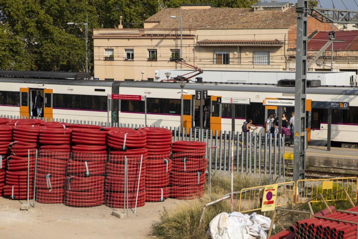 Tres marroquíes se visten con chalecos para robar cobre de las vías de Rodalies a plena luz del día como si fueran operarios