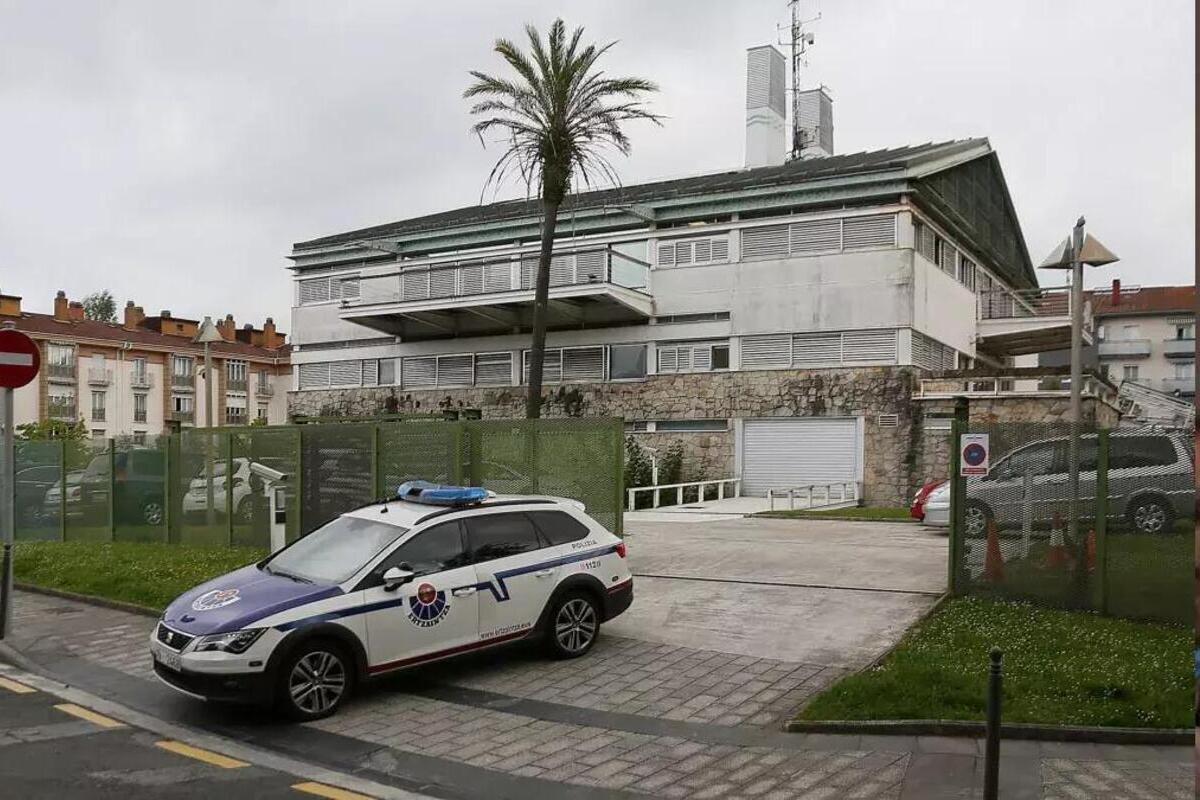 Detenido un magrebí en Irún por herir con un arma blanca a una empleada: un día antes había sido arrestado por hospitalizar a un hombre con una botella