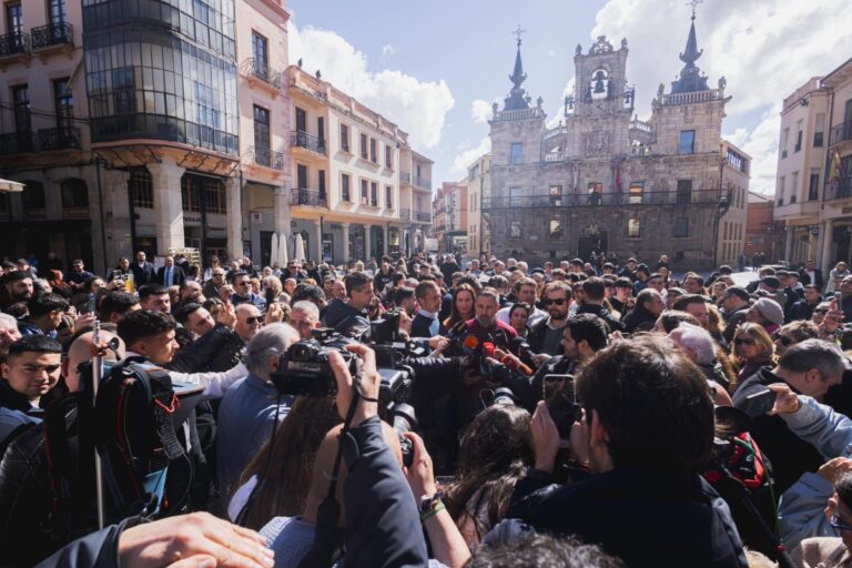 Santiago Abascal denuncia el «decretazo» del Gobierno para que accedan a la sanidad todos los inmigrantes ilegales: «El sentido común dicta un cambio de 180º en estas políticas»