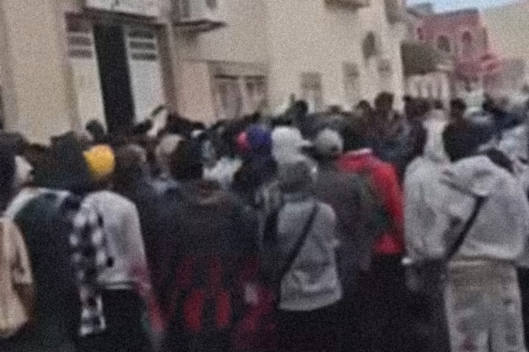 Caos en Roquetas de Mar (Almería) ante la avalancha de 500 senegaleses en su consulado para renovar  el pasaporte y optar a la «regularización» de Sánchez