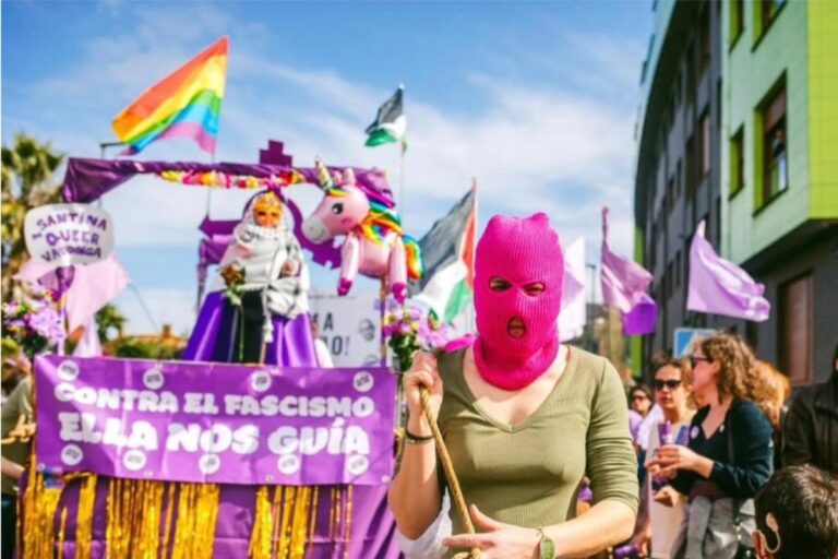 Feministas se burlan de La Santina y ofenden a los católicos en Villaviciosa (Asturias) durante el 8-M
