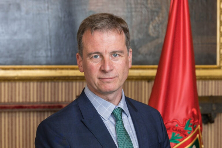 El presidente provincial del PP en Burgos y concejal, Borja Suárez, posee más de un tercio de una empresa que ha sido contratada varias veces por el propio Ayuntamiento