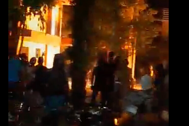 Cientos de cubanos toman una sede del Partido Comunista y queman el mobiliario: «Queremos libertad»