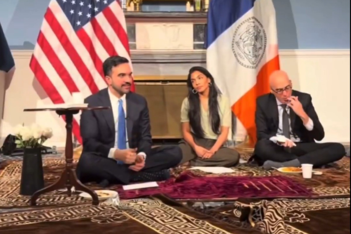 El comunista Mamdani convierte el Ayuntamiento de Nueva York en una mezquita y recibe críticas por su cercanía a activistas radicales