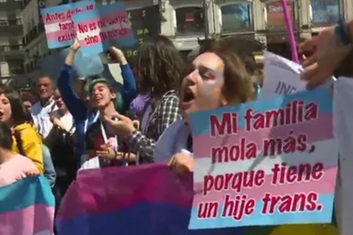 Un informe de 476 familias alerta del alto porcentaje de traumas y trastornos previos en menores que dicen ser trans