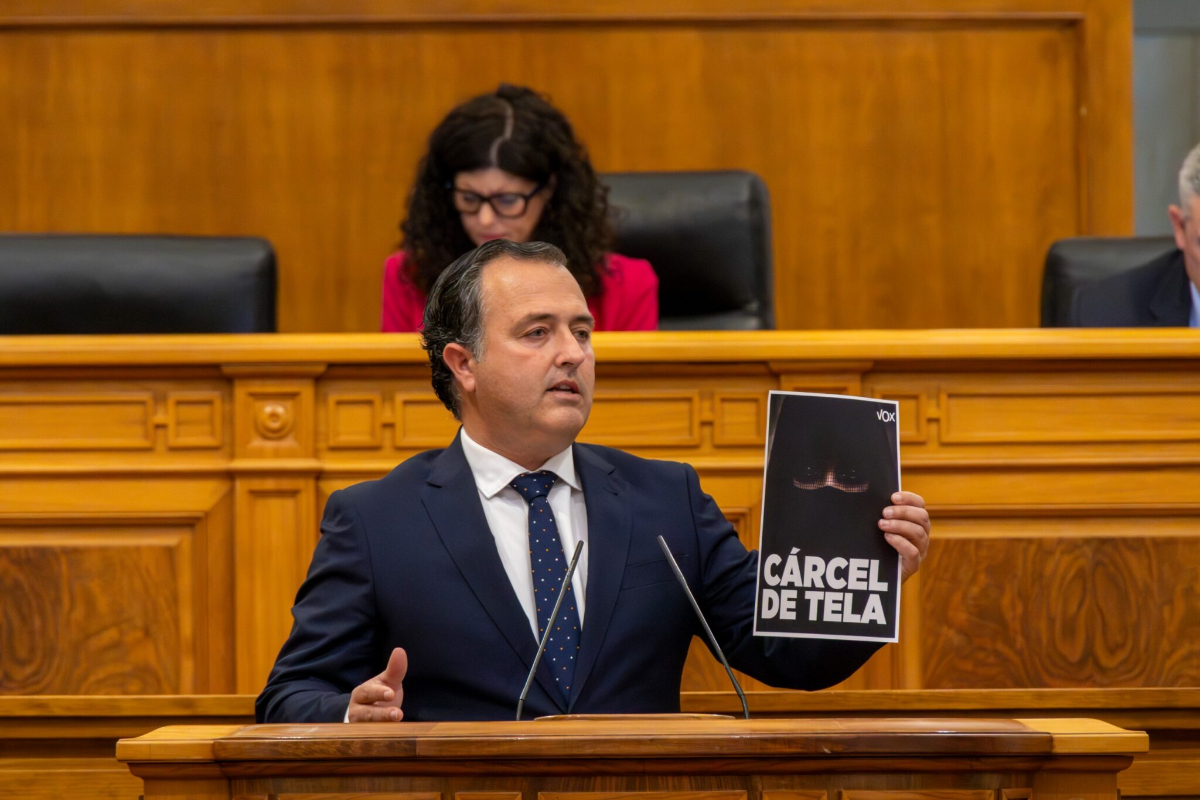 VOX exige a Page que repruebe a la consejera de Igualdad de Castilla-La Mancha, Sara Simón, por equiparar el burka con el velo de la Virgen María