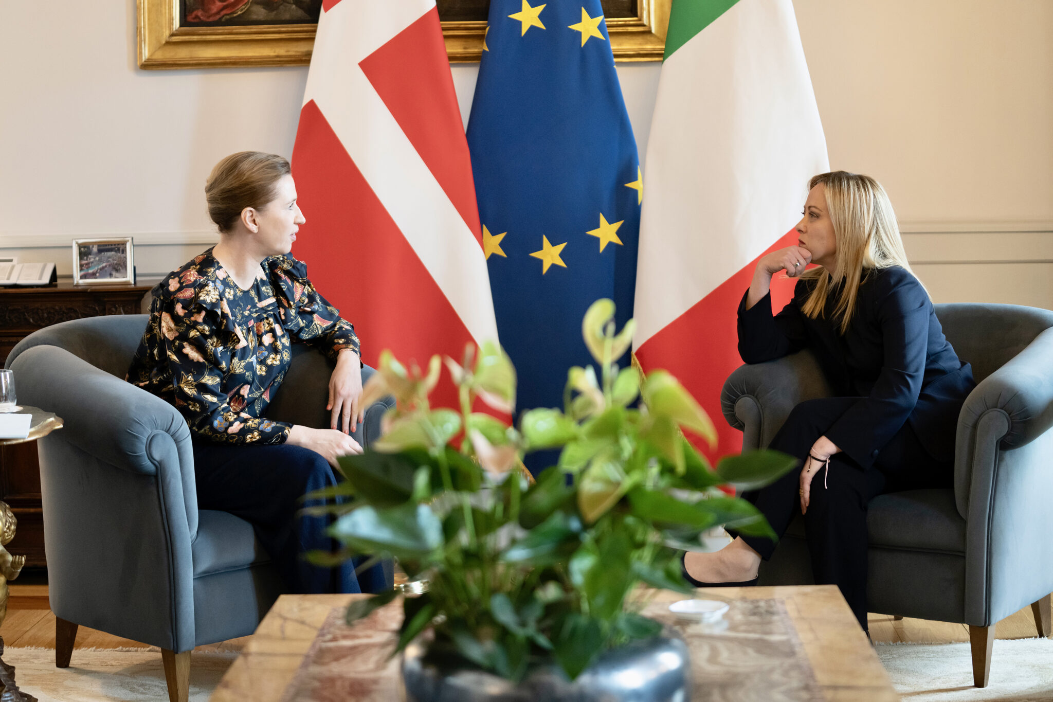 Italia y Dinamarca se unen para hacer frente a la inmigración masiva: llaman a reforzar las fronteras en Europa para evitar una ola de iraníes