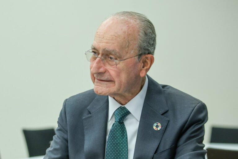 El alcalde de Málaga (PP) señala que fue un «error» apoyar la iniciativa de VOX contra la «regularización» masiva de inmigrantes ilegales: «Se han hecho y hay que seguir haciéndolas»