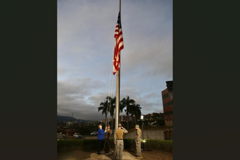 La bandera de EEUU ondea en su Embajada en Caracas siete años después: «Ha comenzado una nueva era para nuestras relaciones»