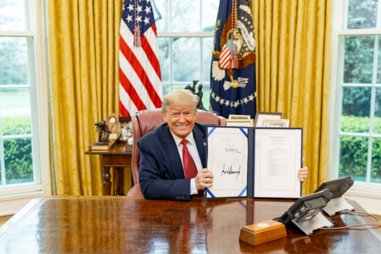 La firma de Trump aparecerá en los nuevos billetes de dólar por el 250 aniversario de EEUU