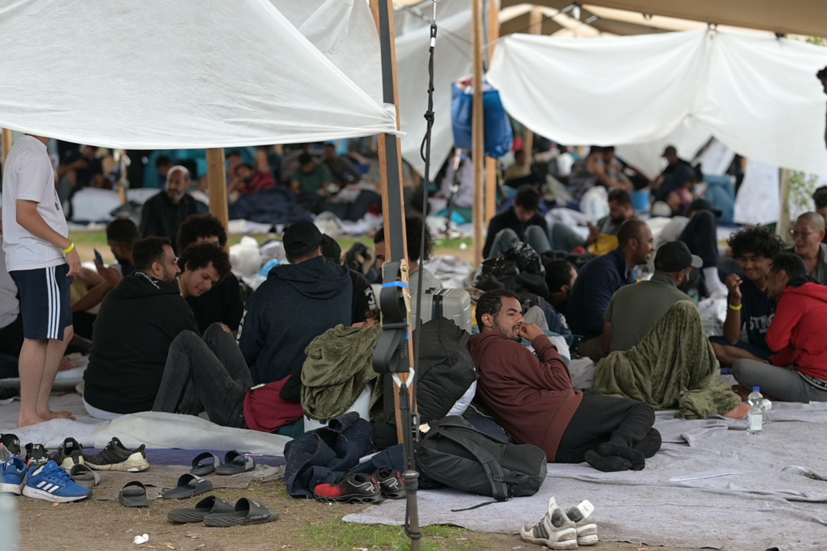 Violencia y saturación en el mayor centro de asilo de inmigrantes de Países Bajos: Ter Apel supera su capacidad y activa medidas de emergencia