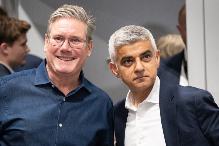 Starmer impulsará que Sadiq Khan, alcalde musulmán de Londres, sea nombrado Lord tras pedir volver a la UE